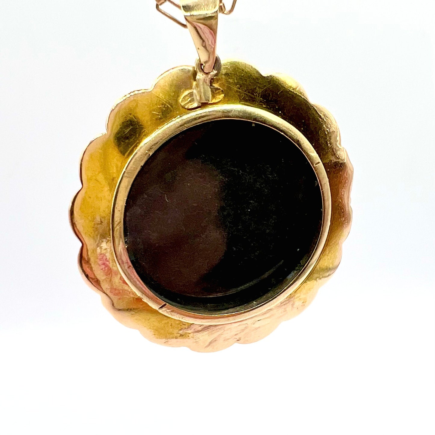 Victorian gold, pearl and black enamel round mourning picture locket, 3cm diameter