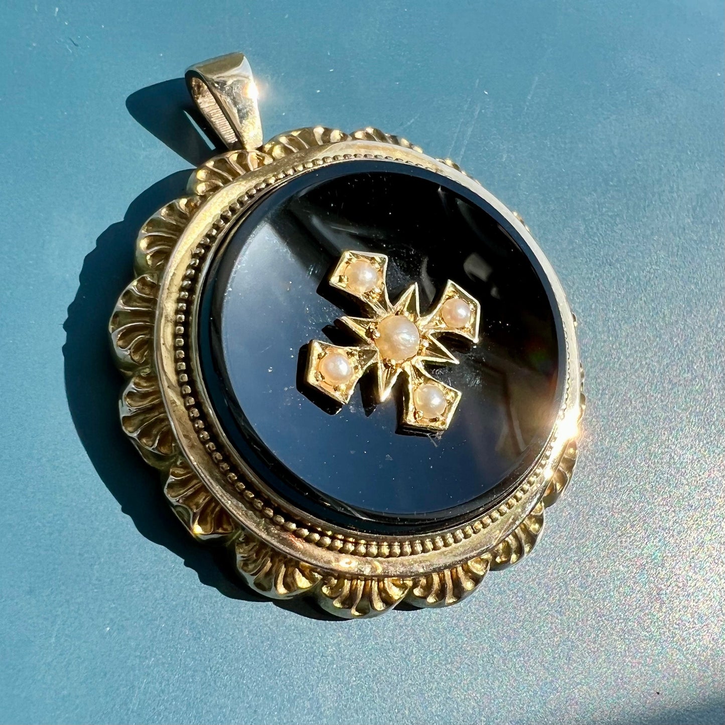 Victorian gold, pearl and black enamel round mourning picture locket, 3cm diameter